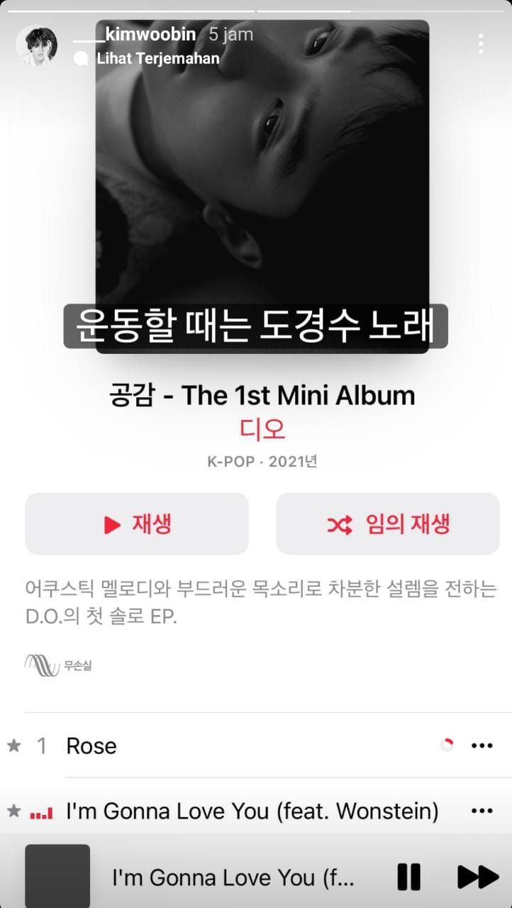 Postingan Kim Woo-bin saat mendengarkan lagu D.O EXO