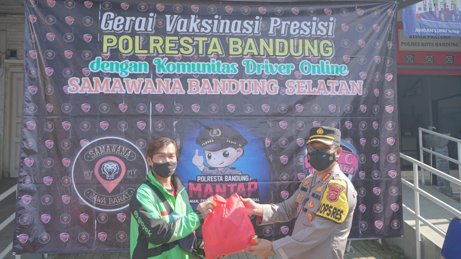 Vaksinasi Covid-19 dan pembagian paket sembako yang diadakan Polresta Bandung, Rabu 28 Juli 2021