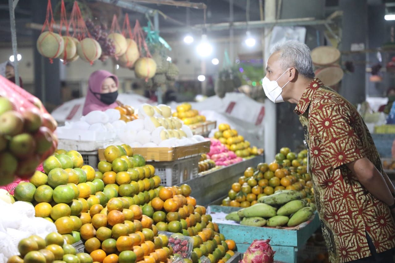 Gubernur Jateng, Ganjar Pranowo saat mborong jeruk dan buah-buahan segar lainnya di Pasar Tawangmangu, Kabupaten Karanganyar
