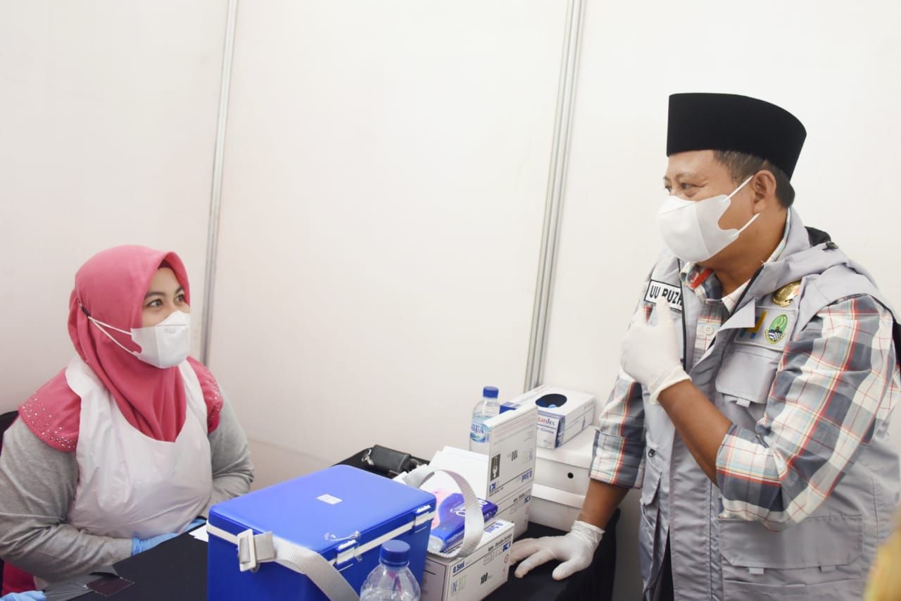 Wakil Gubernur Jawa Barat (Jabar) Uu Ruzhanul Ulum meninjau Sentra Vaksinasi Badan Penanggulangan Bencana Daerah (BPBD) Jabar di Stadion Singaperbangsa, Kabupaten Karawang, Selasa 27 Juli 2021. 