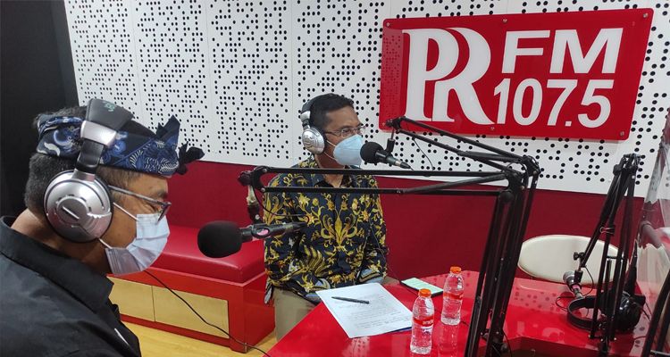 Ketua DPRD Kota Bandung Tedy Rusmawan dan Kepala Dinas Sosial Kota Bandung Tono Rusdiantono saat menjadi narasumber OPSI, Obrolan Plus Solusi Radio PRFM, Kamis 29 Juli 2021