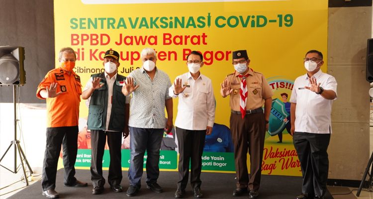 Kepala Pelaksana BPBD Jabar, Dani Ramdan di sentra vaksinasi Covid-19 di Kabupaten Bogor, Kamis 29 Juli 2021