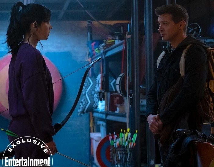 First look ketika Clint Barton dan Clint Barton bertemu di serial Hawkeye.