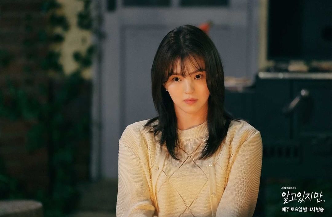 Raut muka dari ekspresi Han So Hee yang tampak terdiam seribu bahasa melihat kedekatan Song Kang dengan Lee Hye Won
