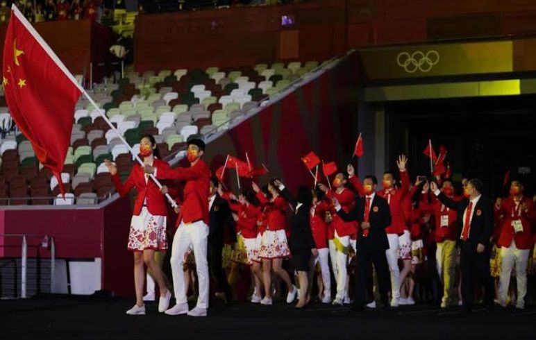 Polisi Hong Kong akan menyelidiki cemoohan pada lagu kebangsaan Cina selama siaran di Olimpiade Tokyo 2020.