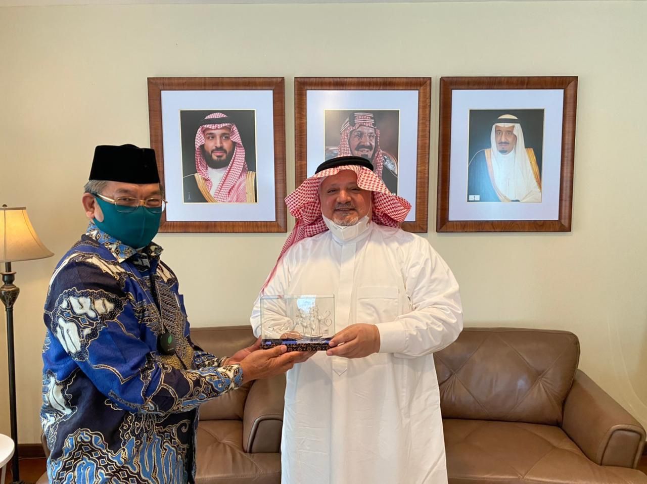  Plt Dirjen Penyelenggaraan Haji dan Umrah (PHU) Kemenag Khoirizi bersilaturahim ke Kedubes Arab Saudi di Jakarta membahas penyelenggaraan umrah 1443H. 
