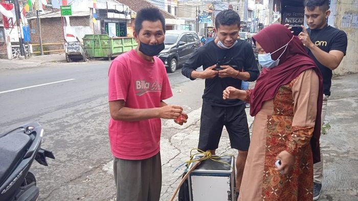 Mang Eman Penjual Agar Agar Yang Viral Videonya Dapat Donasi 100 Juta Rupiah Dari Warganet 1461