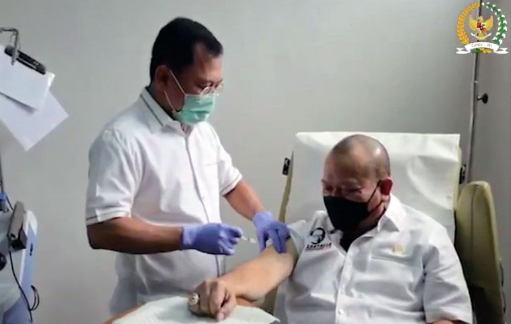 Ketua DPD RI La Nyalla Mahmud Mattalitti saat mendapatkan suntikan Vaksin Nusantara dari mantan Menkes RI Terawan Agus Putranto.