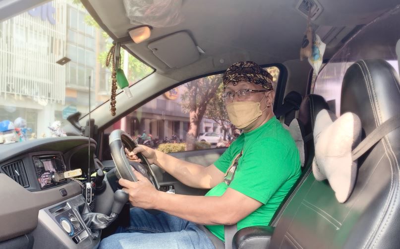 Eka Satya Hanurawan selalu menaati protokol kesehatan dengan menggunakan masker serta rutin menyemprotkan disinfektan pada kendaraannya saat bekerja.