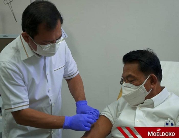 Kepala Staff Kepresidenan (KSP) Moeldoko menerima suntikan Vaksin Nusantara yang dilakukan oleh mantan Menteri Kesehatan Indonesia Terawan Agus Putranto.