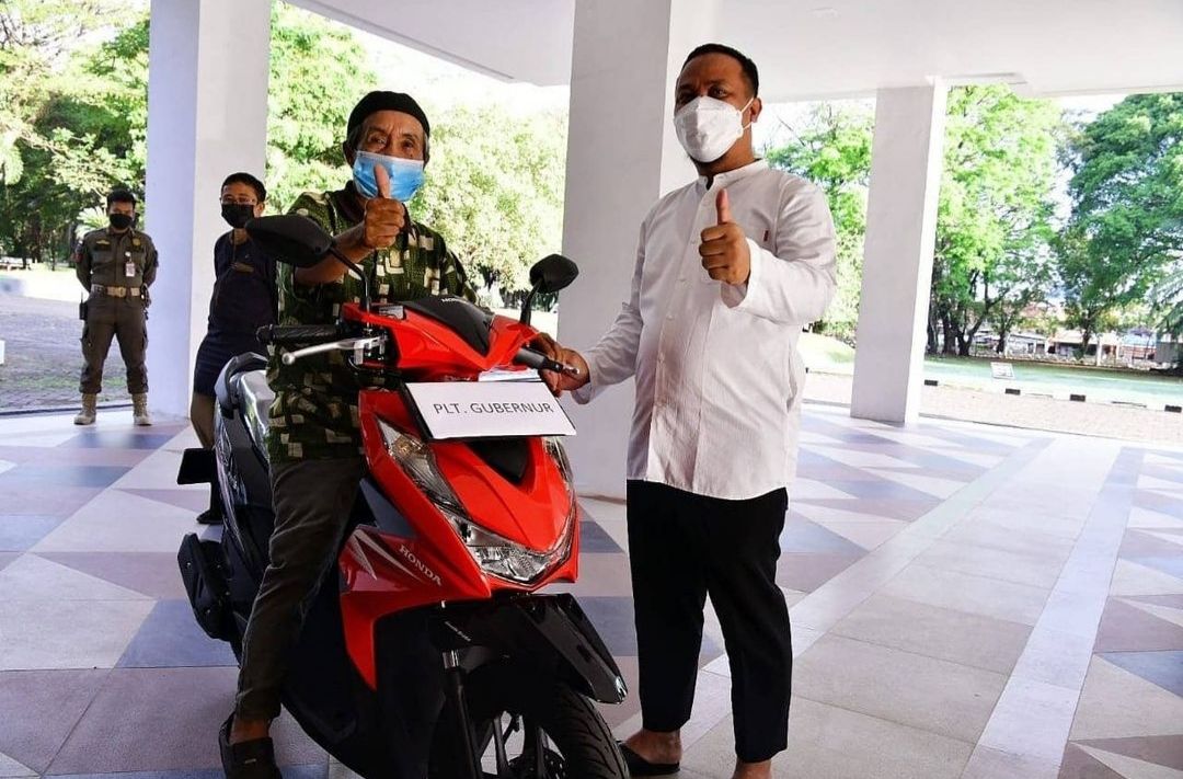 Safaruddin yang Bersepeda 15 Km untuk Vaksin Diberi Motor Oleh Plt Gubernur Sulsel