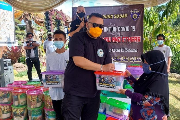 Police Owners Group (POG) Bandung Squad, melaksanakan bakti sosial di Kampung Cikoneng, Desa Alamendah, Kecamatan Ciwidey, Kabupaten Bandung, Sabtu 31 Juli 2021./Remy Suryadie/Galamedia