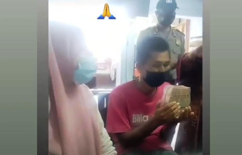 Beli Nasi Padang 5 Ribu Pak Eman Penjual Agar Agar Yang Viral Dapat Donasi Rp100 Juta Lebih 8165