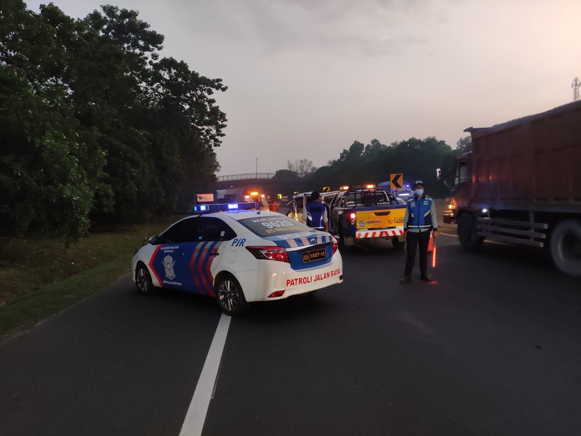 Petugas kepolisian dan derek melakukan olah tempat kejadian perkara dan mengavakuasi korban kecelakaan di Tol Cipularang KM 78.400 tepatnya Kecamatan Babakancikao, Purwakarta, Sabtu pagi, 31 Juli 2021.