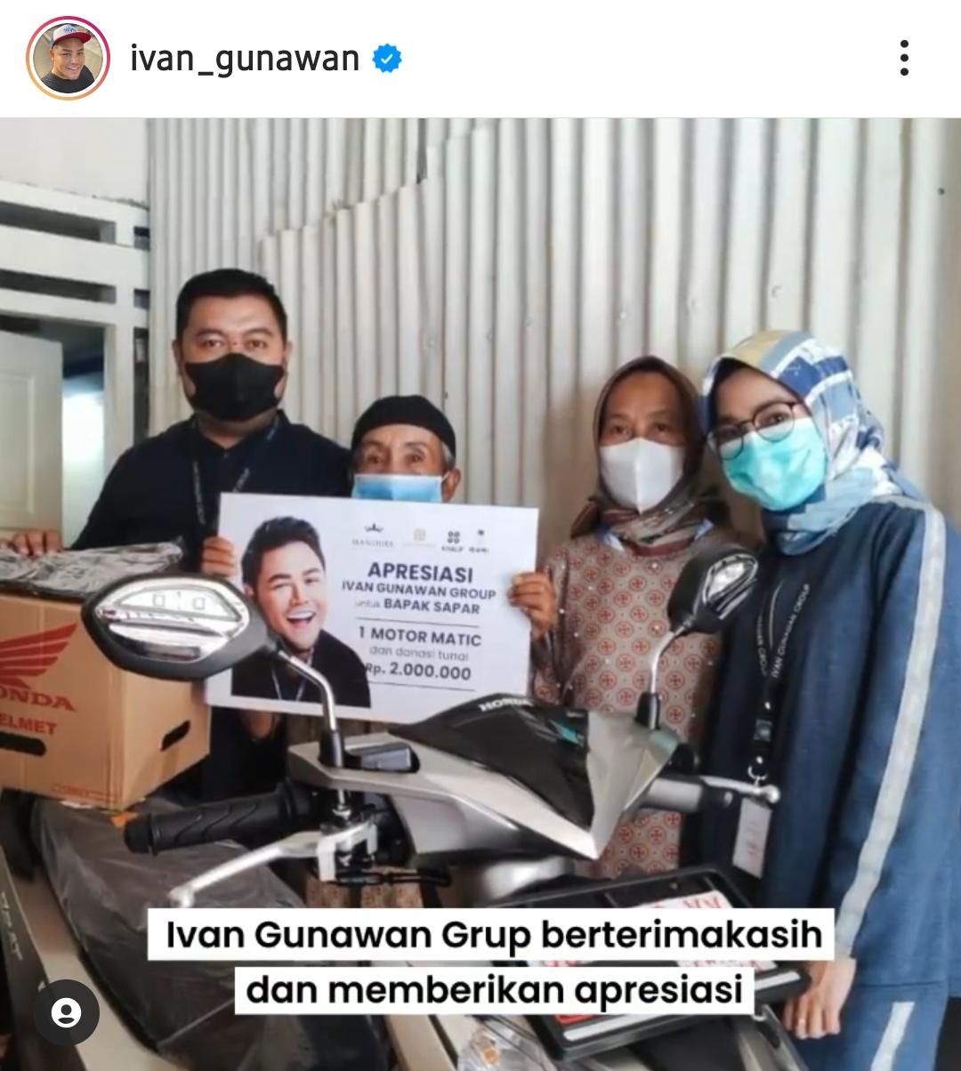 Viral Seorang Kakek Bersepeda 15 Km untuk Vaksin, Ivan Gunawan Beri Motor dan Uang Tunai