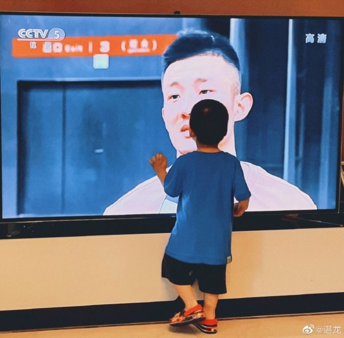Putra Chen Long mencium TV 