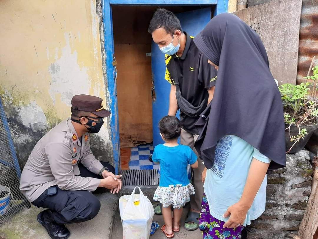 Polresta Surakarta beri bantuan susu anak untuk bapak di Solo yang niat tukar sepatu