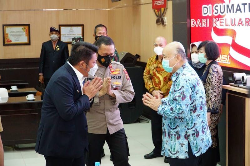 Gubernur Sumsel Herman Deru (kiri) didampingi Kapolda Sumsel Irjen Pol Eko Indra Heri menerima bantuan penanganan COVID-19 secara simbolis dari keluarga Akidi Tio di Mapolda Sumsel, Palembang, Senin 26 Juli 2021..