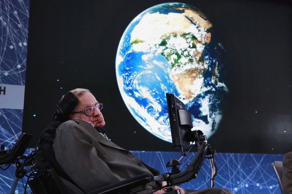 Stephen Hawking yang juga merupakan seorang ahli fisikawan terkenal memprediksi bumi akan menjadi bola api di tahun 2600