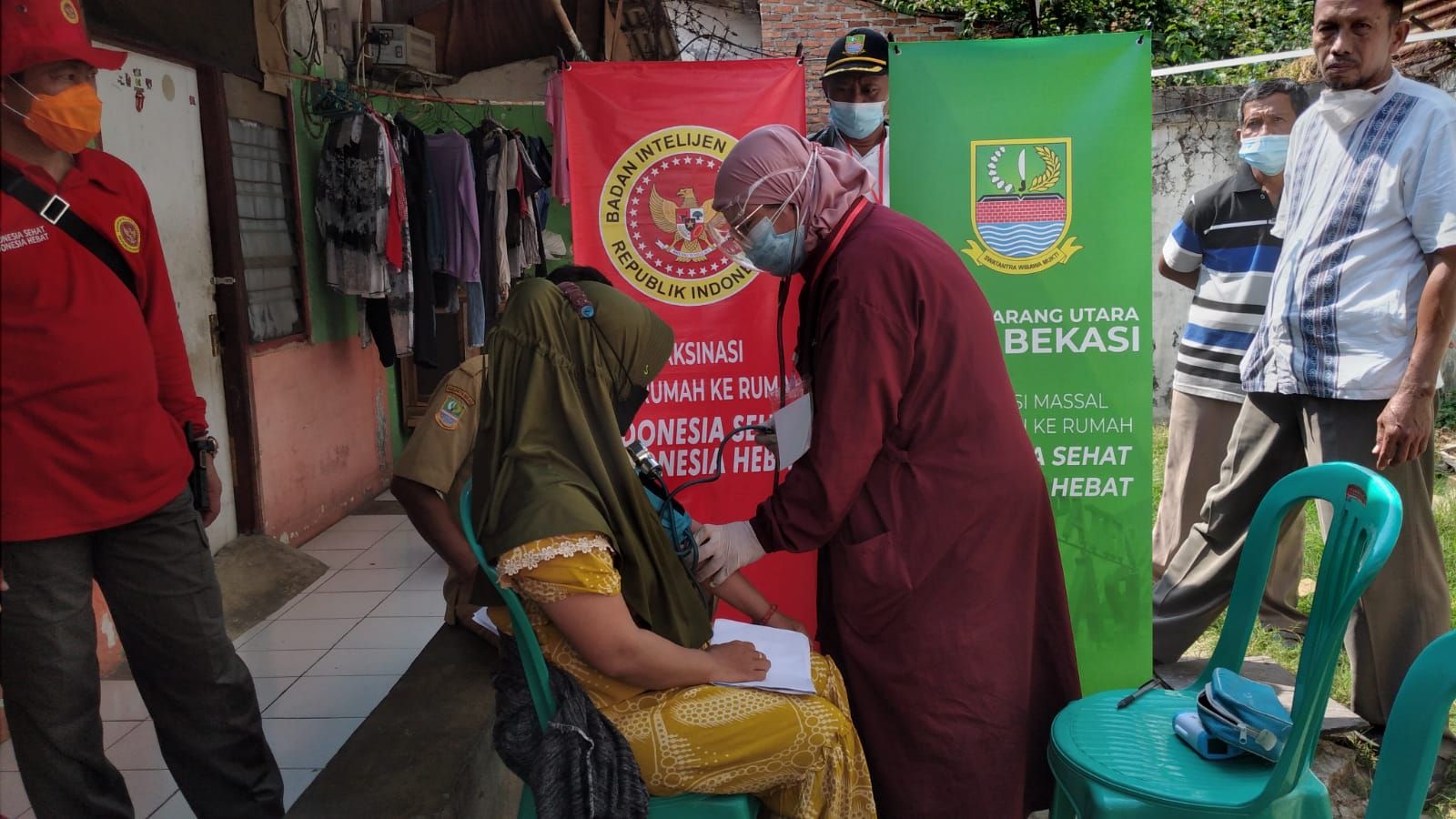 Badan Intelijen Negara (BIN) menggelar vaksinasi Covid-19 untuk masyarakat Bekasi, Minggu, 1 Agustus 2021. Selain itu, BIN juga menebar bantuan sebanyak 2.500 paket sembako./dok.BIN