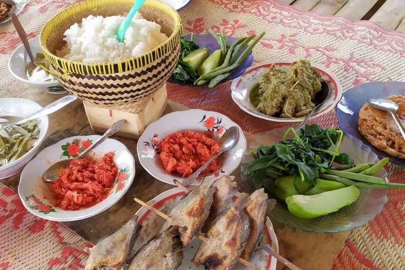 Bika ambon adalah makanan khas dari provinsi