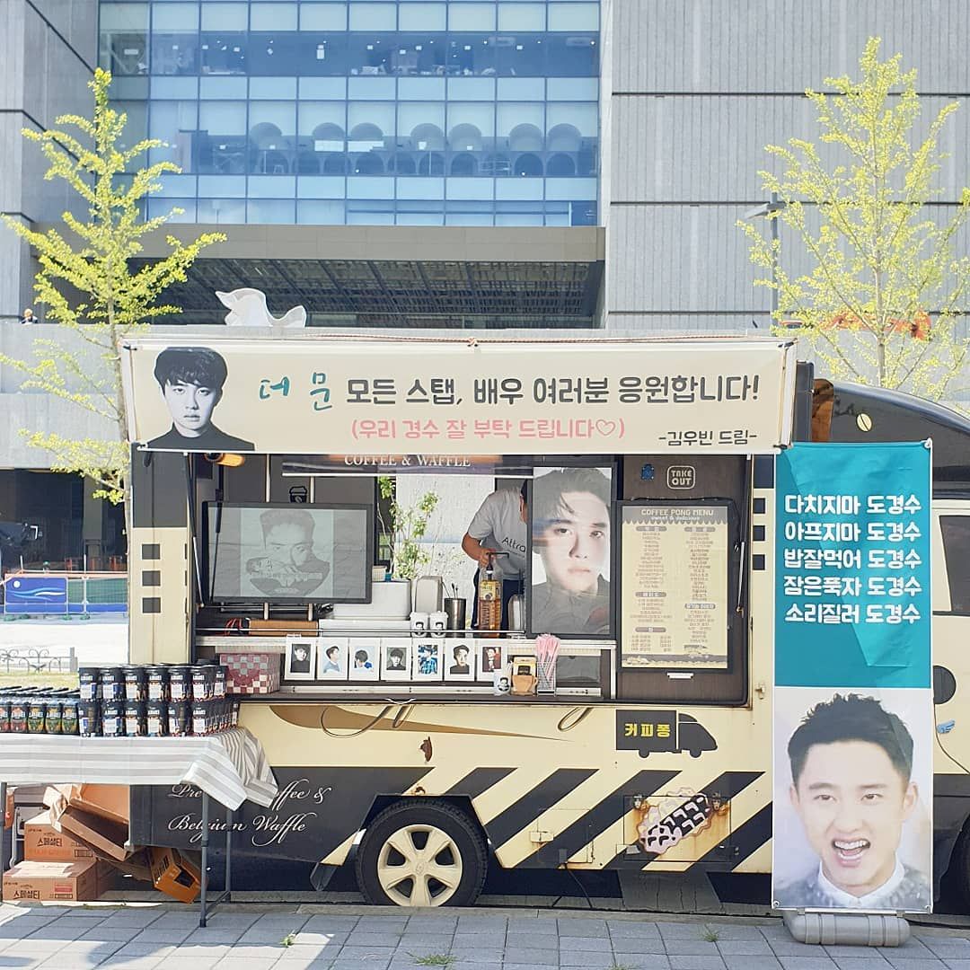 Truk kopi dari Kim Woo Bin untuk D.O EXO bertuliskan pesan manis.