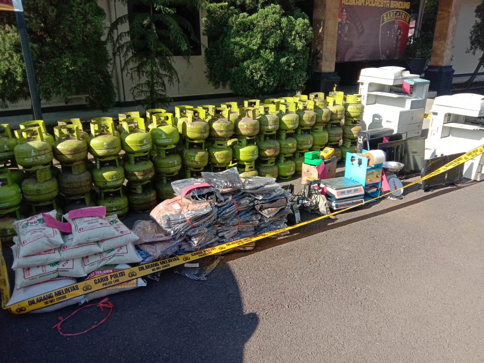 Sejumlah barang bukti hasil pembobolan pelaku pencurian spesialis ruko di Kabupaten Bandung