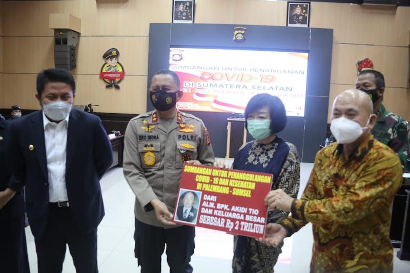 Salah seorang anak almarhum Akidi Tio, Heriyanti menyatakan akan memberikan bantuan senilai Rp2 triliun pada acara konferensi pers di Mapolda Sumsel dengan disaksikan Kapolda Sumsel Irjen Pol Eko Indra Heri dan Gubernur Sumsel Herman Deru, di Palembang, Senin 26 Juli 2021. 