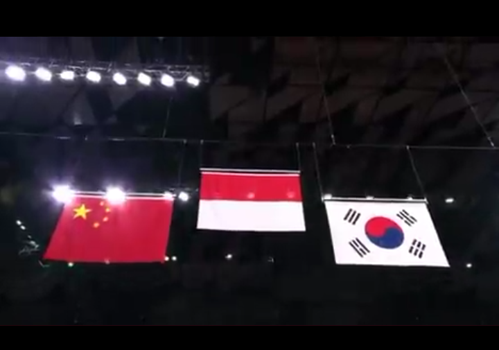 Bendera sang saka merah putih berkibar diiringi lagu kebangsaan Indonesia Raya