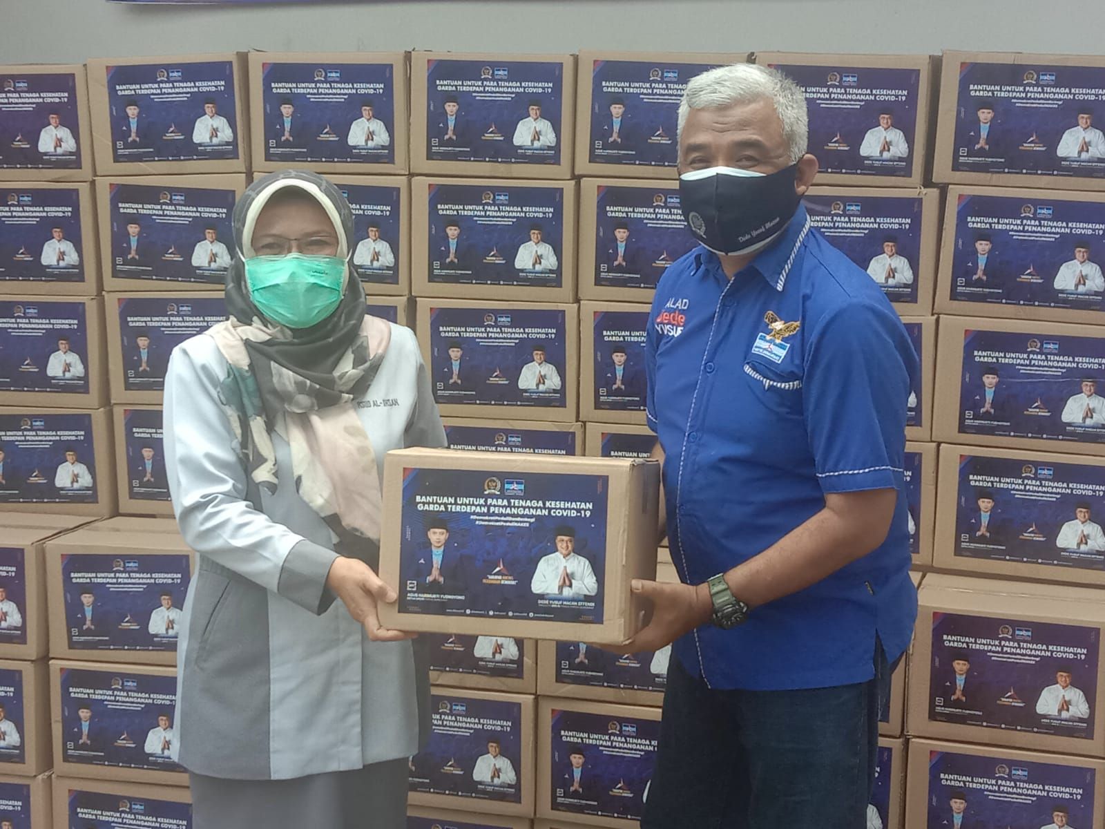 Ketua Imah Rancage, Kang Ipul, menyerahkan paket bantuan kepada nakes RS Al Ihsan Kabupaten Bandung