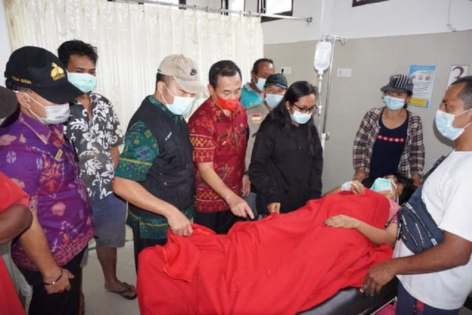 Sebuah rumah tertimpa longsor pada Selasa, 3 Agustus 2021 dini hari tadi, seorang balita tewas di Karangasem Bali.