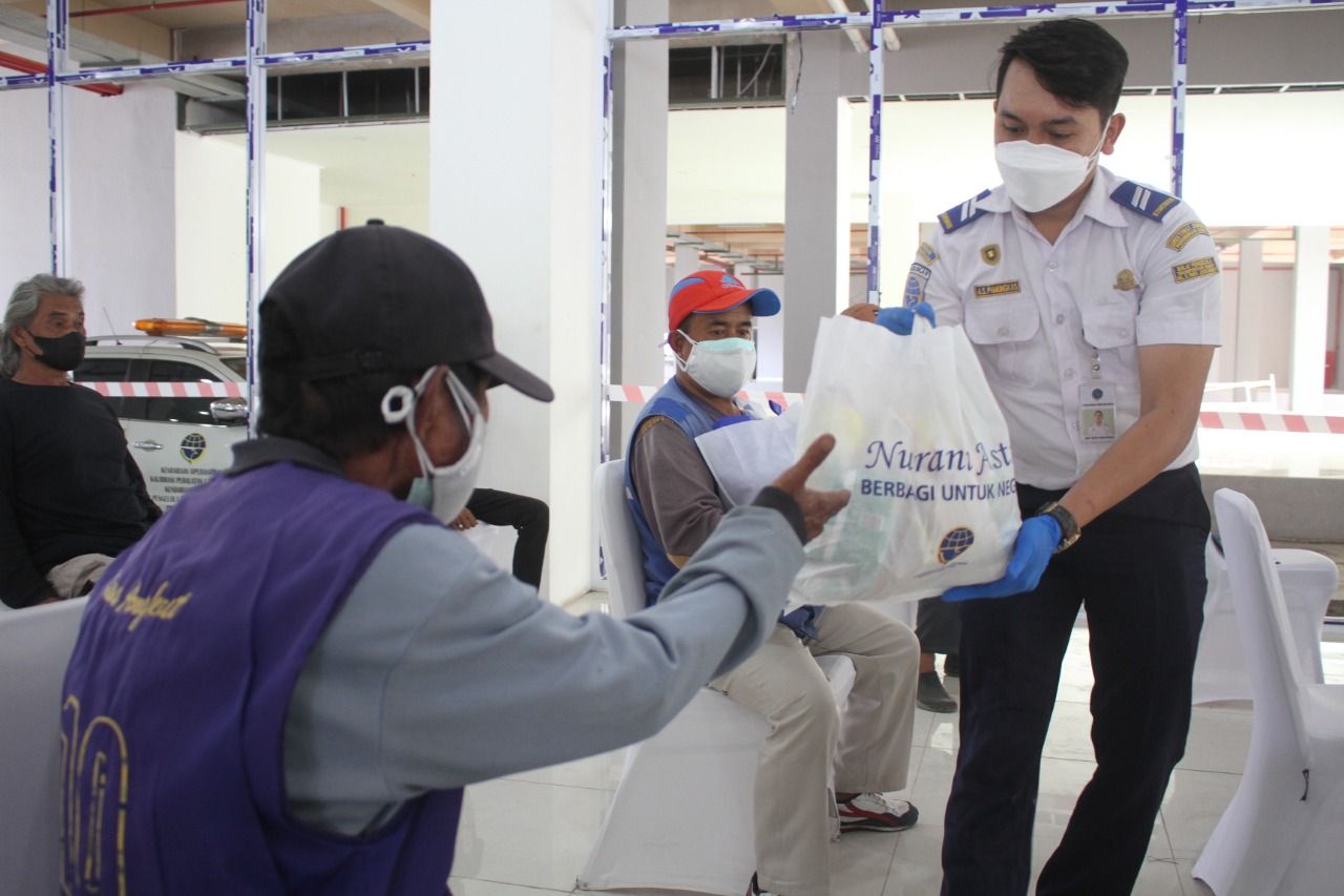 Pemberian bantuan sosial bagi masyarakat transportasi, di Terminal Leuwipanjang, Kota Bandung, Rabu, 4 Agustus 2021./Darma Legi/Galamedia