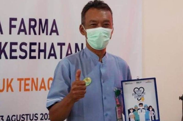 Perawat Radiologi RSUD Indramayu Sigit Purwanto merasa senang karena menjadi salah satu nakes penerima paket yang terdiri dari Fituno, vitamin C, vitamin D3 untuk membantu memelihara kesehatan para tenaga kesehatan.