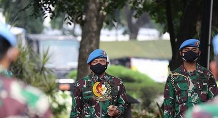 Mayjen TNI Agus Subiyanto (tengah)