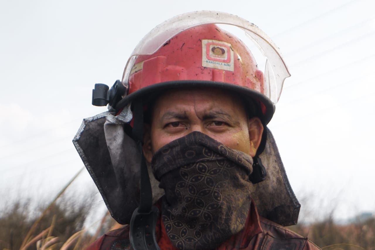 (Seragam) – Dalam memadamkan api, para petugas mengenakan masker kain dan pelindung kepada agar aman dari hawa panas yang disebabkan oleh kobaran api. /Wisnu Akbar Prabowo/