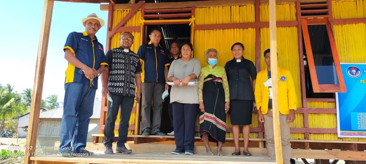Janda Lansia Korban Badai Seroja di Malaka Dapat Bantuan Rumah Panggung dari Kampus UKAW Kupang
