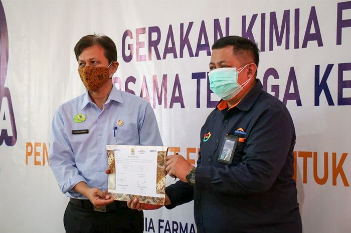 Direktur Utama PT Kimia Farma Apotek Nurtjahjo Walujo Wibowo melakukan serah terima cinderamata kepada Direktur RSUD Arjawinangun Dr Bambang Sumardi, MM,MARS