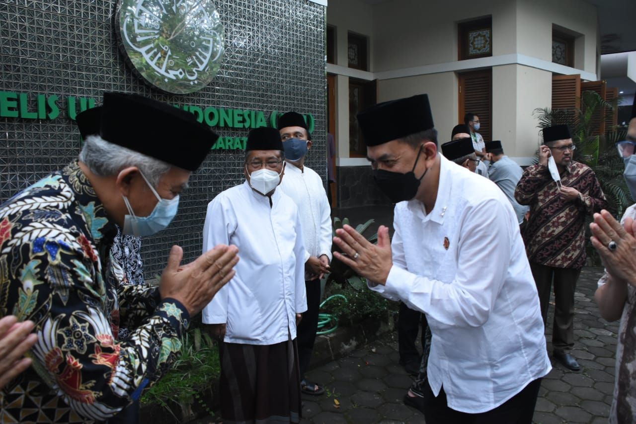Kajati Jabar Asep N Mulyana saat mengunjungi kantor MUI Jabar, di Jln. L.L.R.E Martadinata, Kota Bandung, Jumat, 6 Agustus 2021./Penkum Kejati Jabar