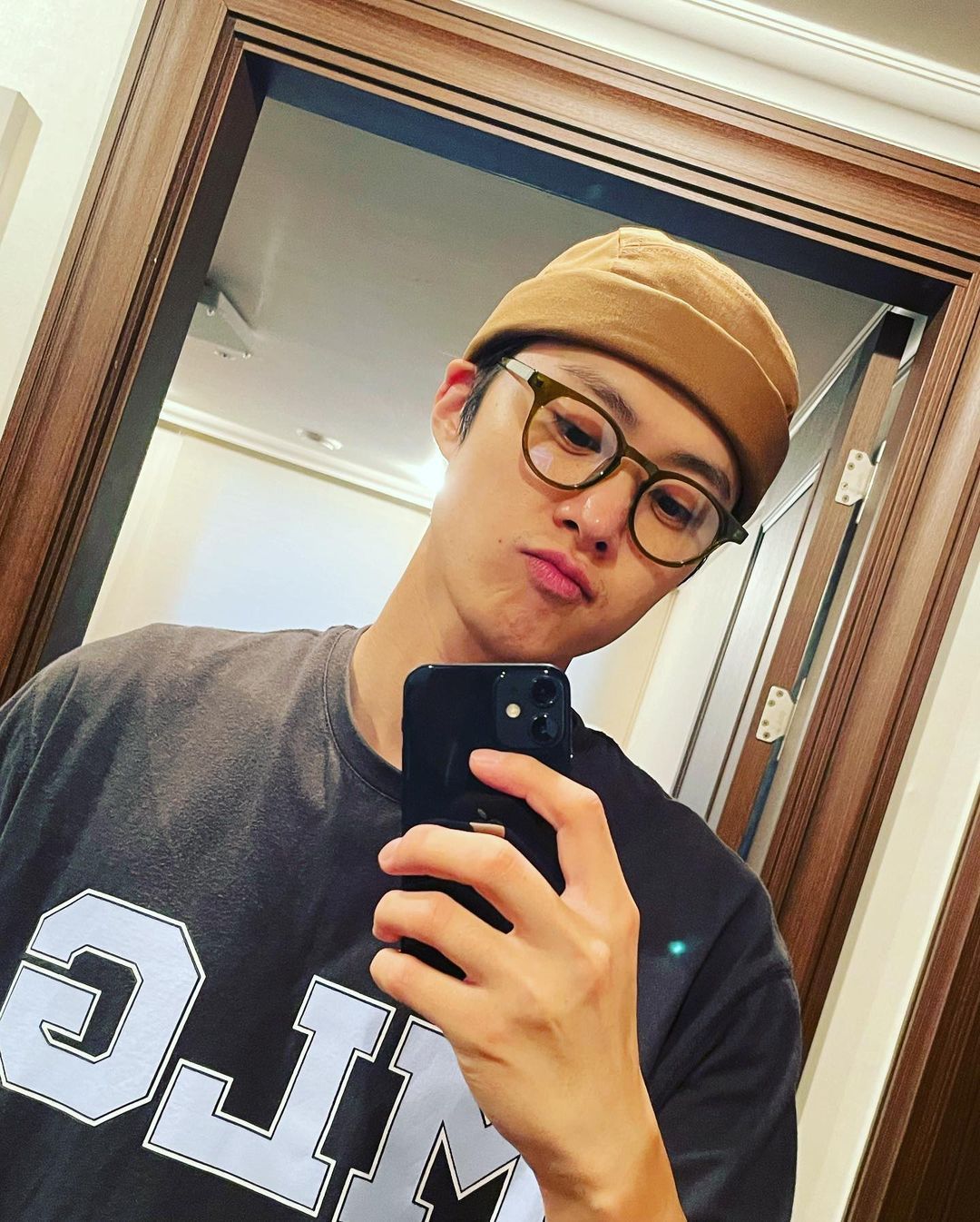 Gong Myung mengunggah foto dirinya memakai topi yang sangat mirip dengan topi Doyoung NCT.