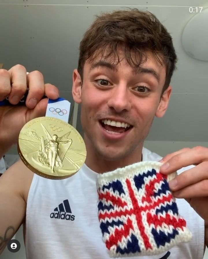 Unggahan video Thomas Daley (Tom Daley) yang menunjukkan medali emas yang diraihnya dan kantong medali dari hasil merajut