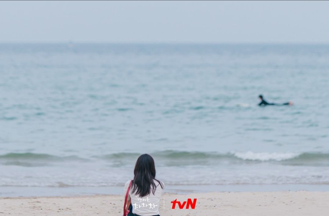 Cuplikan drama Hometown cha-cha-cha yang menampilkan Shin Min Ah sedang duduk ditepi pantai 