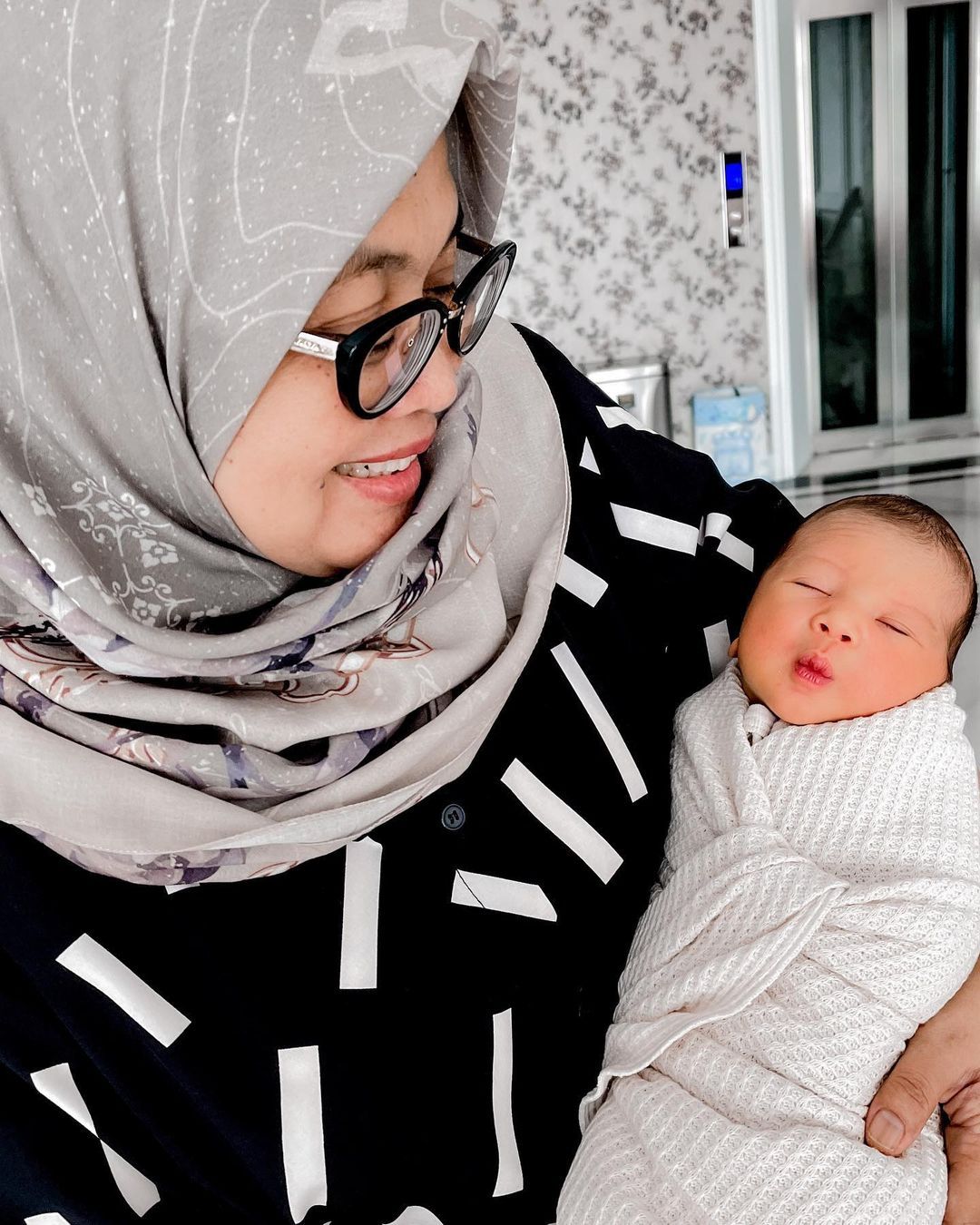 Irwansyah mengunggah foto Almarhumah ibunya menggendong sang cucu.