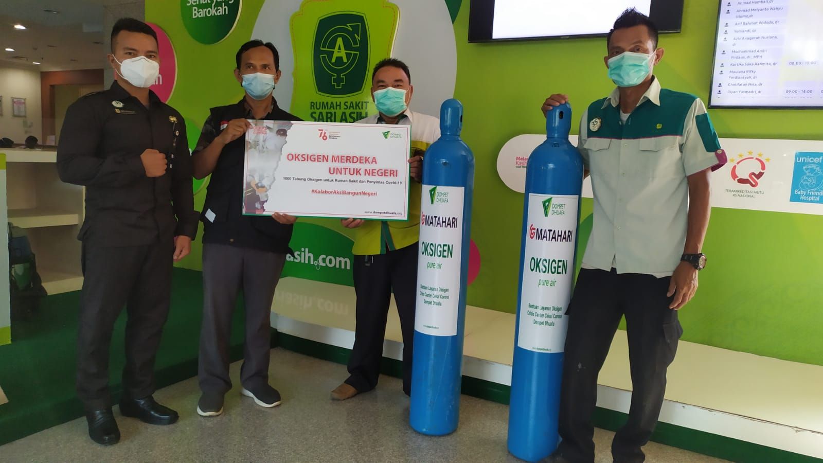 Dompet Dhuafa menyerahkan bantuan pinjam pakai tabung oksigen ke Rumah Sakit Sari Asih Serang.