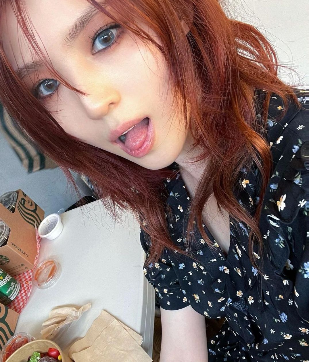 Han So Hee memposting sebuah foto dengan gaya rambut merah dan memakai softlens biru