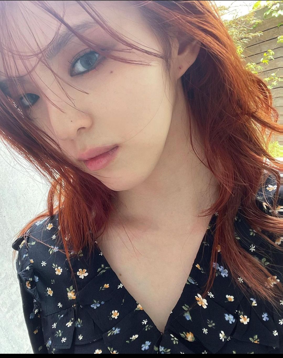 Han So Hee dengan rambut merahnya