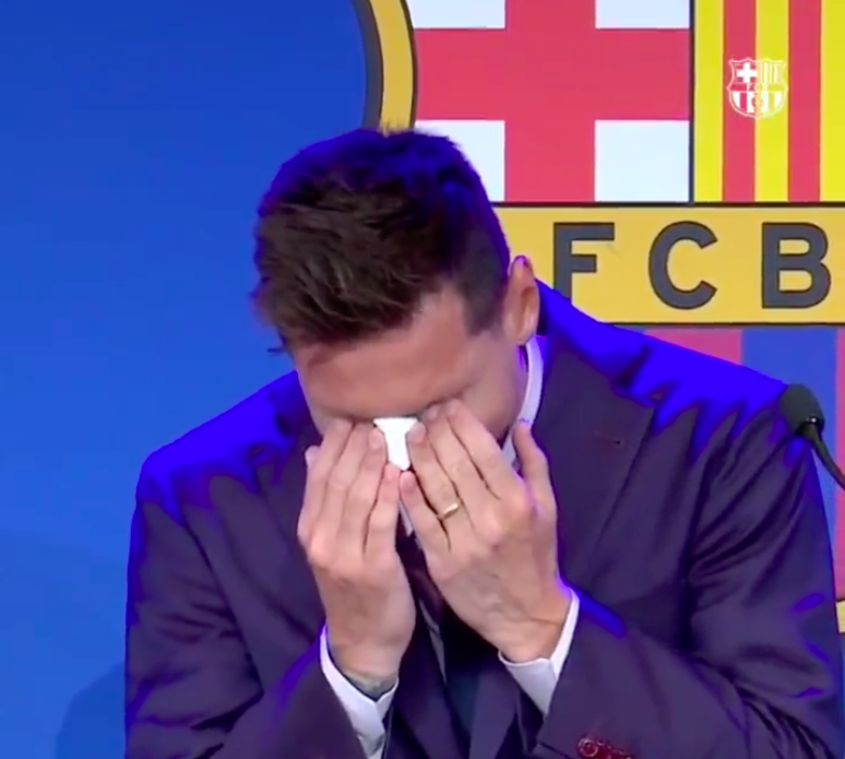 Lionel Messi menangis pada acara perpisahan dengan rekan satu timnya di Barcelona.