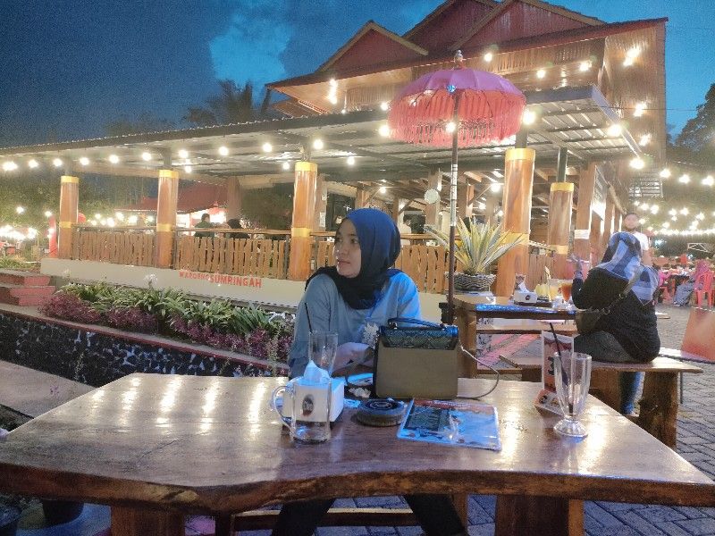 Suasana kafe di lingkungan Masjid Merah Pandaan, Jawa Timur pada malam hari