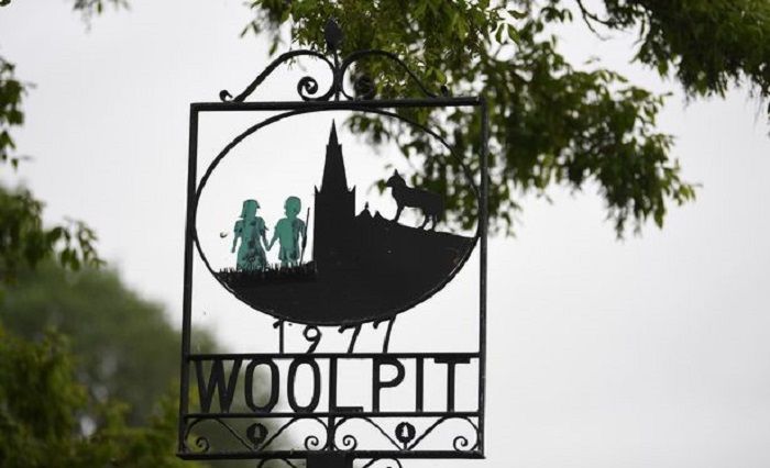 Dua anak berkulit hijau yang diduga keturunan Alien menjadi lambang Desa Woolpit, Inggris.*   