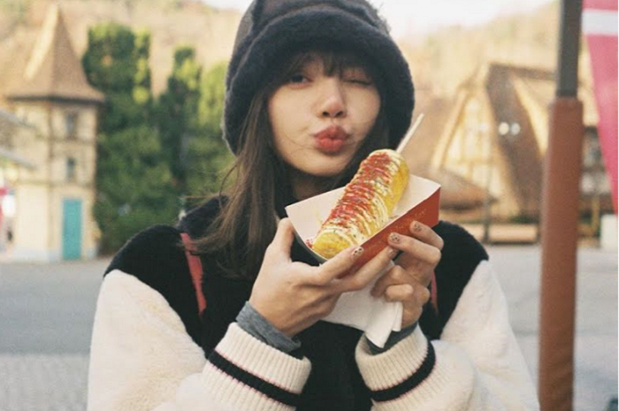 Lisa Blackpink Adopsi Keluarga Baru, Netizen Iri Pengen Kaya ‘Love
