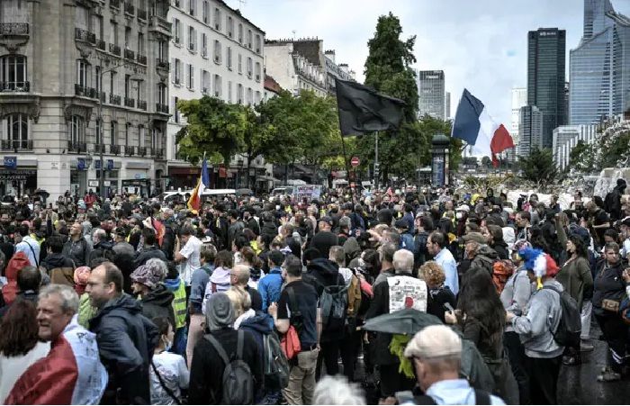 Para pengunjuk rasa yang melakukan aksi protes di pusat Kota Paris menentang aturan baru dari Presiden Prancis, Emmanuel Macron